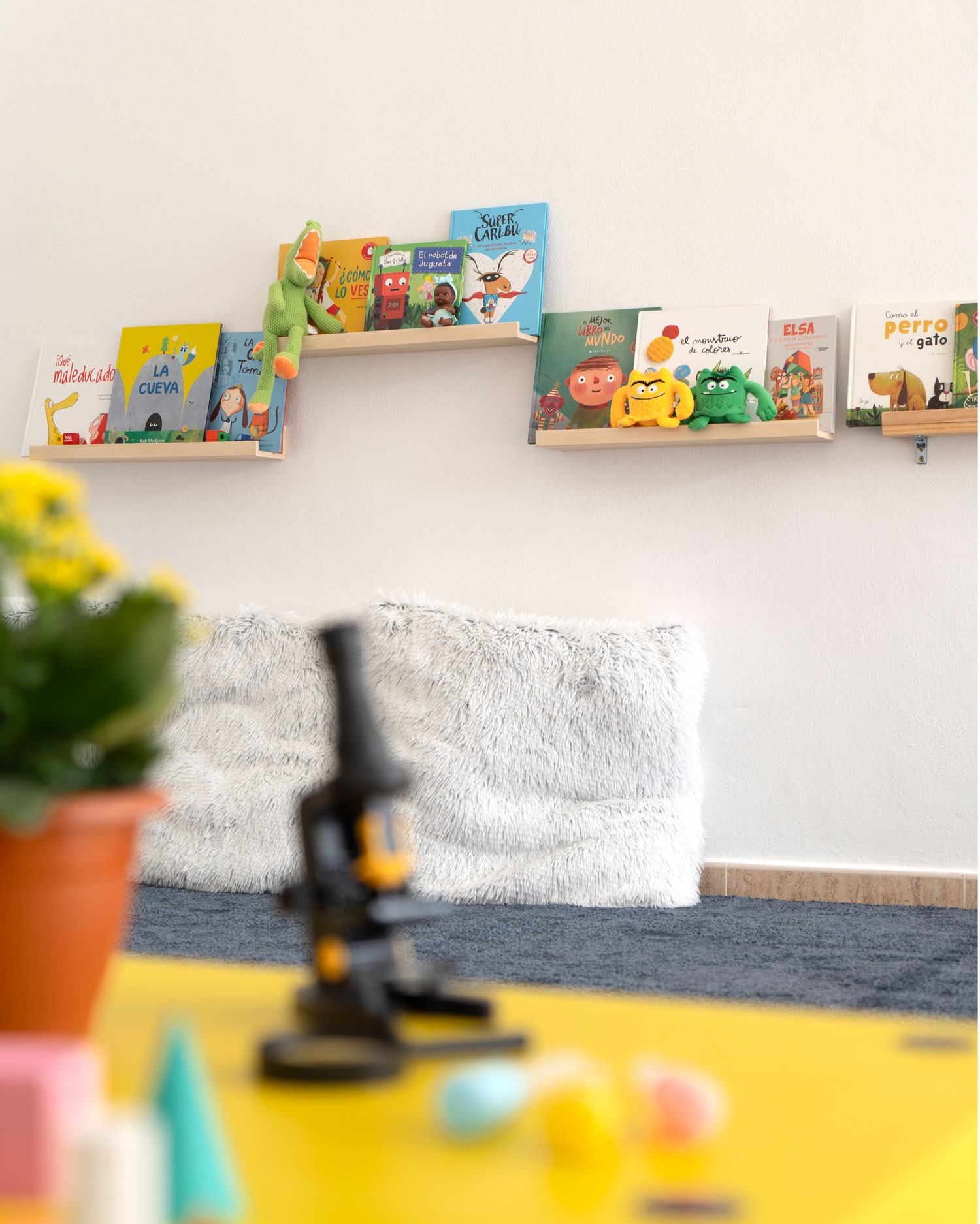 Espacio pedagógico Pequeños Trazos en Vélez-Málaga: rincón de lectura con cuentos