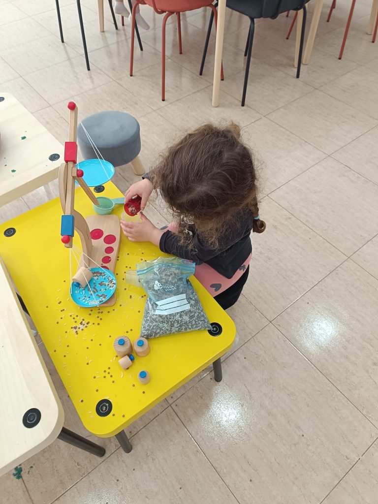 Niña trabajando con material Montessori en el espacio pedagógico de Vélez-Málaga