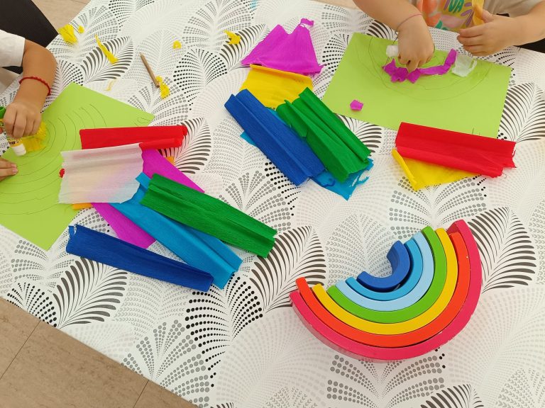 Arcoíris Waldorf y papel de seda en un taller creativo infantil en Vélez-Málaga