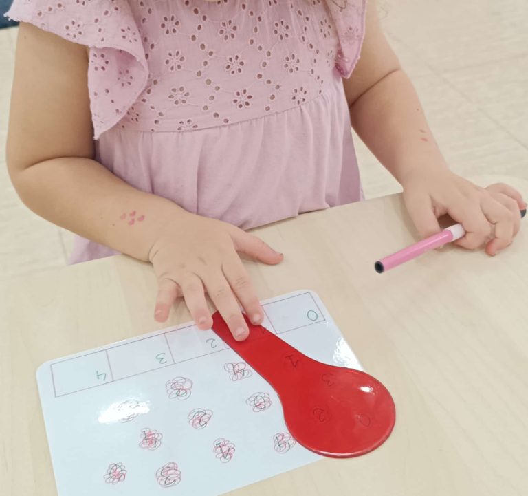 Niña trabajando la grafomotricidad con material manipulativo
