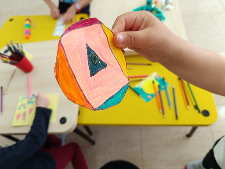 Manualidad infantil en un taller creativo en Vélez-Málaga