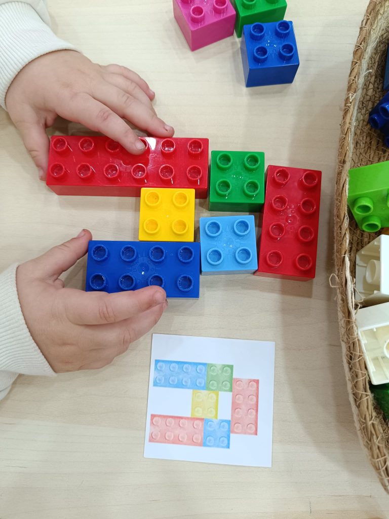 Seriación con bloques de construcción: lógica matemática manipulativa