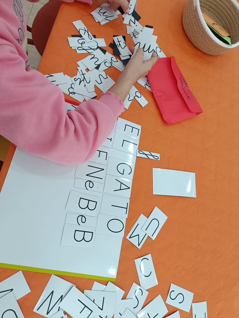Lectoescritura con letras móviles para formar palabras