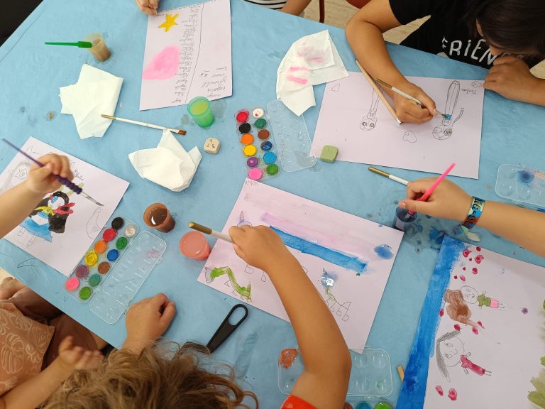 Peques pintando y creando en un taller de manualidades