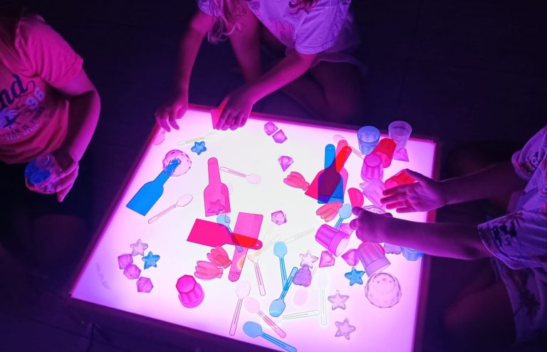 Niños y niñas neurodivergentes aprendiendo juntos en Pequeños trazos, Vélez-Málaga