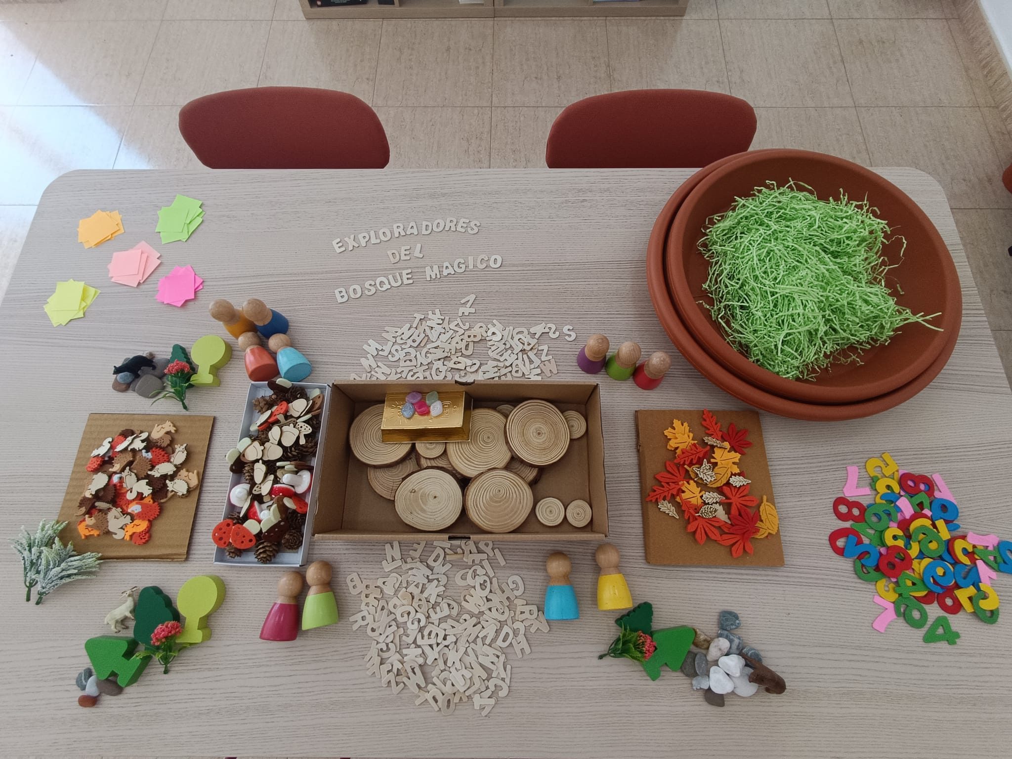 Materiales naturales de madera para trabajar la pedagogía activa