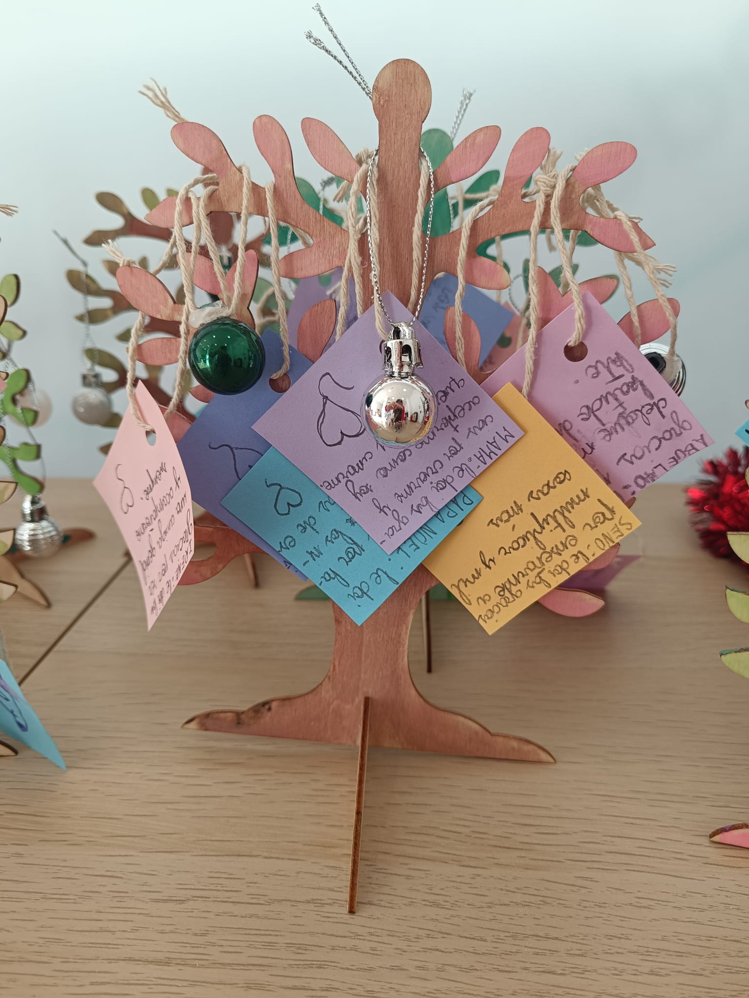 espacio pedagogico velez 2026 23 Árbol de cartulina con mensajes de las familias y los peques