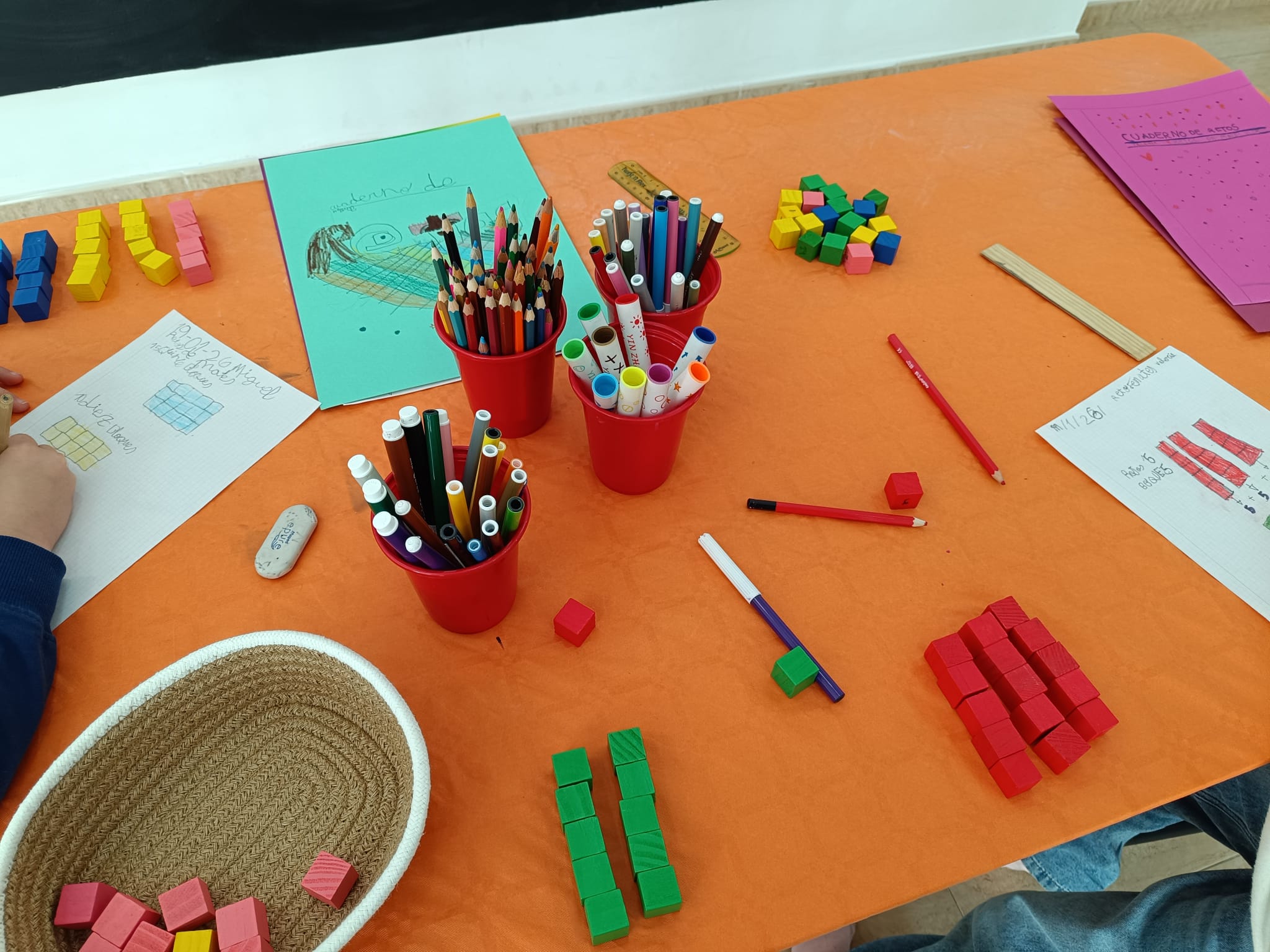 Lógica matemática para niños de primaria: lápices de colores y regletas
