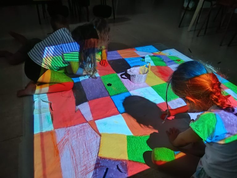Alfombra de colores y luces en un rincón sensorial