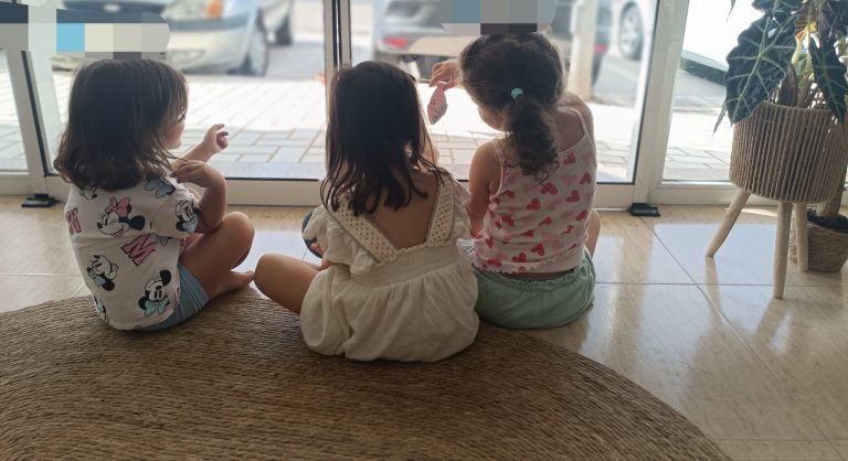 Niñas compartiendo una actividad junto a la ventana