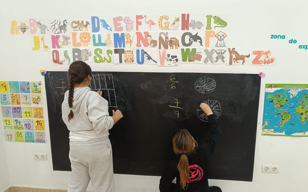 Señales de que tu hijo de primaria necesita refuerzo escolar (y cómo ayudarle)