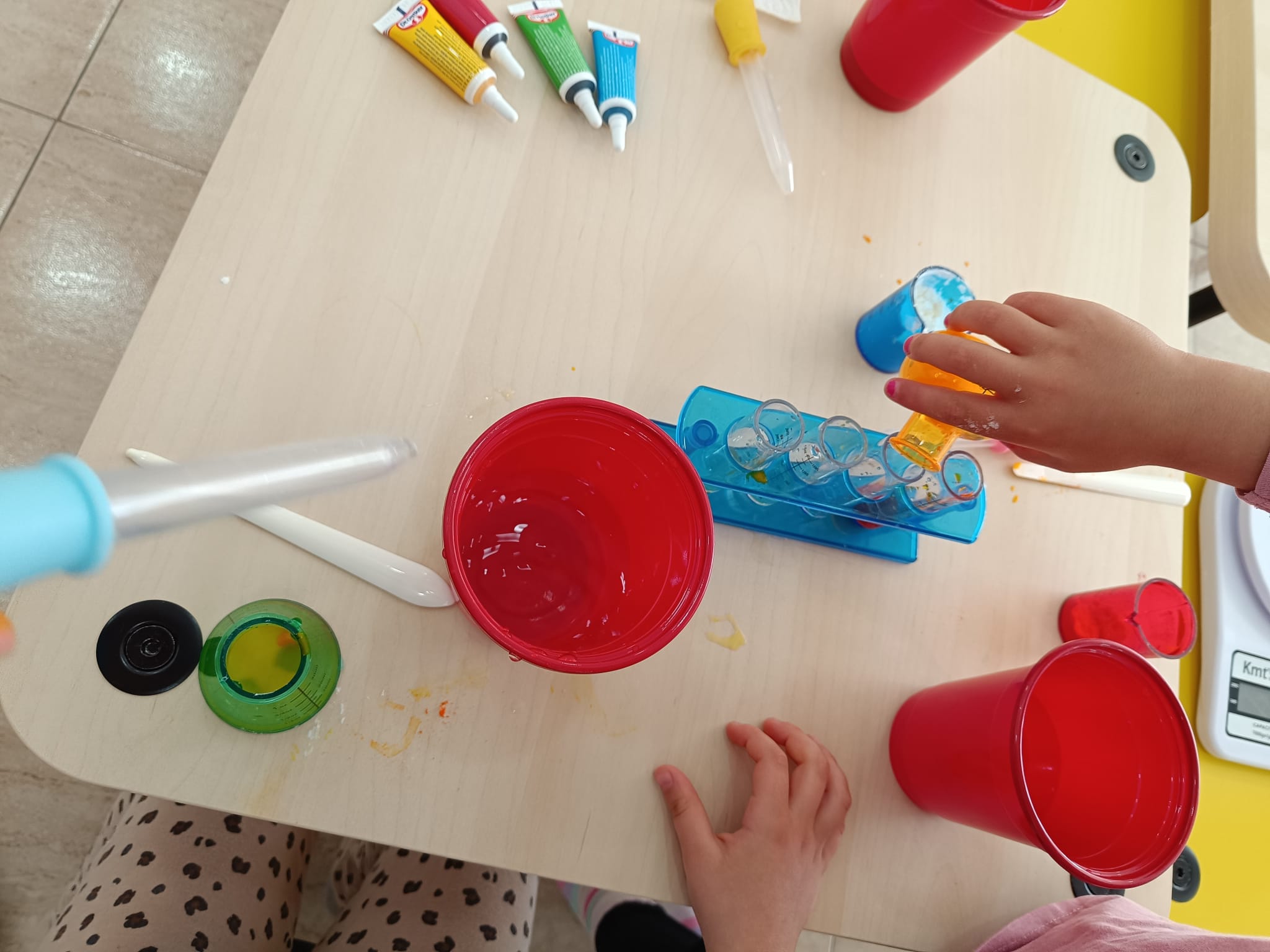 Neurodivergencia y aprendizaje sensorial: peques experimentando con colores y pipetas en Pequeños trazos