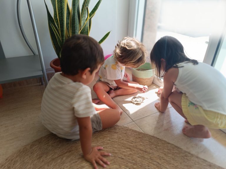 Niños explorando juntos, aprendizaje inspirado en Reggio Emilia