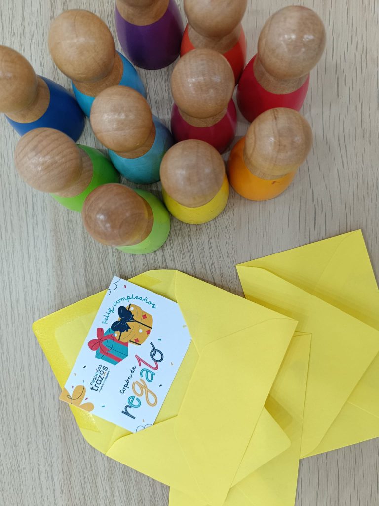 Tarjeta regalo de Pequeños trazos, regalo original para niños en Vélez-Málaga Tarjeta regalo de Pequeños trazos en Vélez-Málaga con muñecos de madera Waldorf
